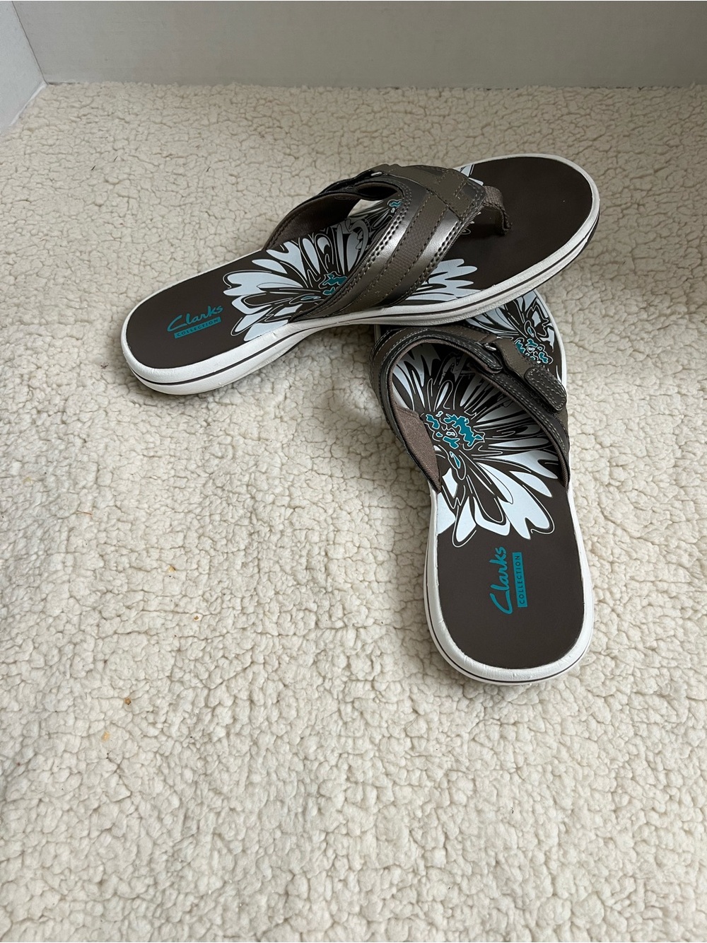 Clarks Women's Brown Floral Foam Footbed Thong Sandals Sz8